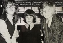 Children deliver bread for carnival